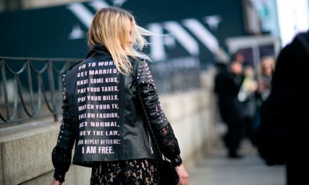 Jackets with back message, the trend to invest in